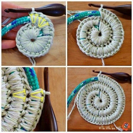 Вязаный овальный коврик