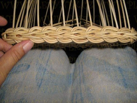 Красивая загибка из газетных трубочек