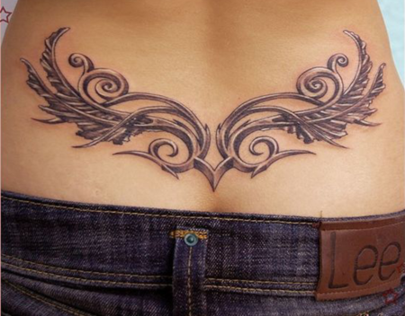 Нежные тату на пояснице для девушек
