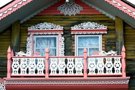 Русская изба с резными окнами