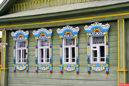 Русская изба с резными окнами
