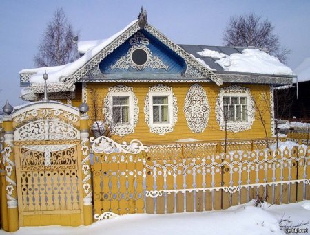 Резной Палисад и дом в деревне