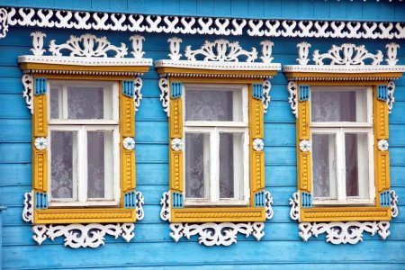 Русская изба с резными наличниками