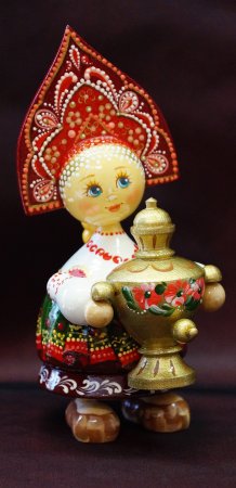 Деревянная кукла в национальном костюме