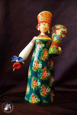 Деревянная кукла русская красавица