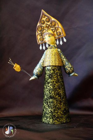 Деревянная кукла в национальном костюме