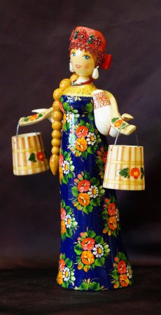 Деревянная куколка с коромыслом