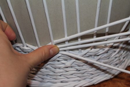 Плетение крестом из газетных трубочек