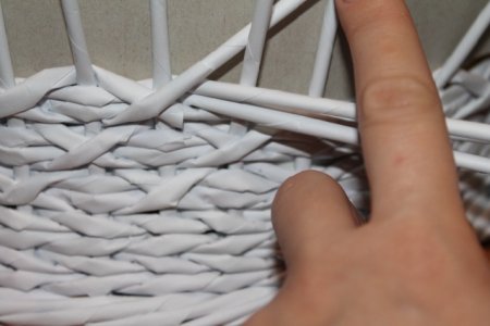Плетение крестиком из газетных трубочек