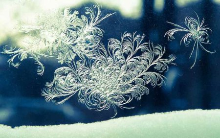 Узоры снежные на окнах (48 фото)