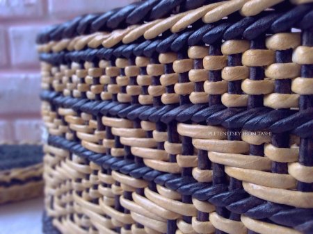 Ситцевое плетение газетными трубочками