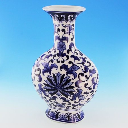 Белые фарфоровые вазы