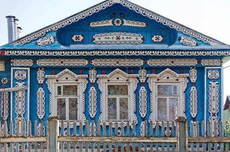 Русская изба с резными наличниками