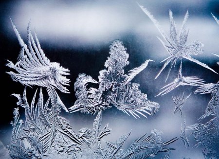 Ледяные узоры на окнах