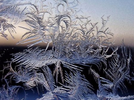 Морозные узоры на окне живопись