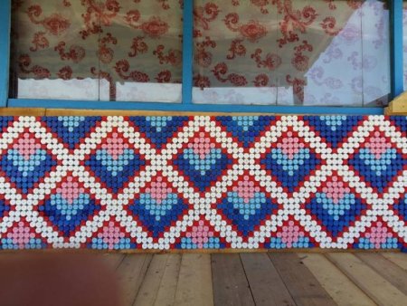 Орнамент из пластиковых крышек