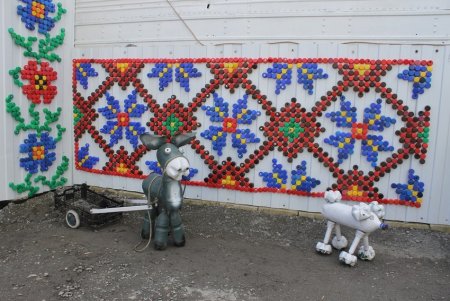 Орнамент из пластиковых крышек