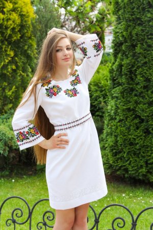 Вышивка на платье современная