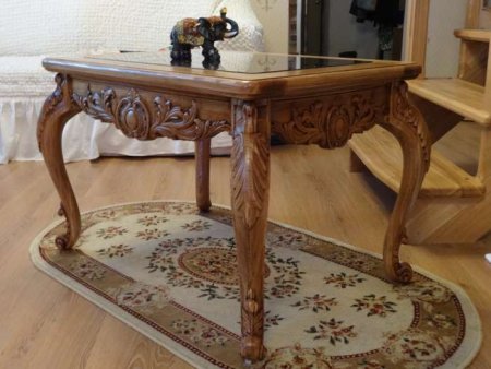 Резной журнальный столик из дерева