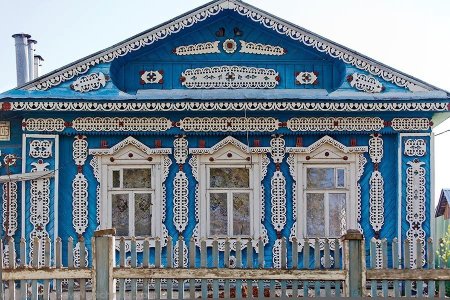 Деревенский дом с резными наличниками