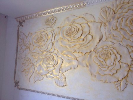 Розы из штукатурки на стене