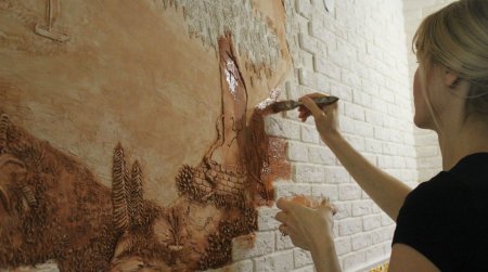 Розы из штукатурки на стене