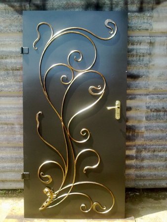 Холодная ковка на входных дверях