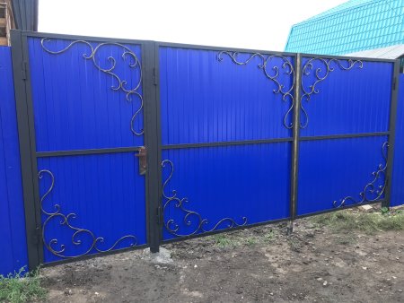 Ворота распашные металлические из профнастила