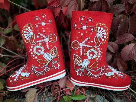 Короткие валенки расшитые шитьём
