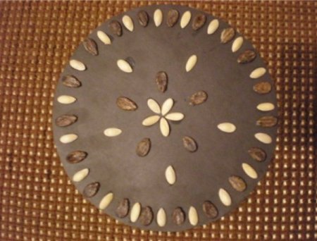 Узор из семян на пластилиновой основе (47 фото)