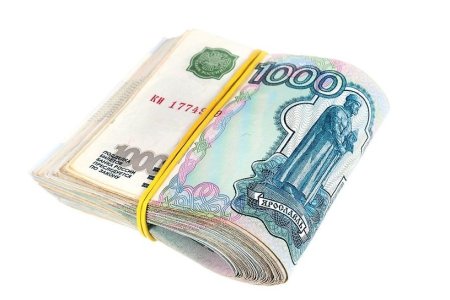 Деньги в руках на белом фоне