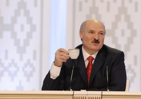 Лукашенко в полный рост на белом фоне