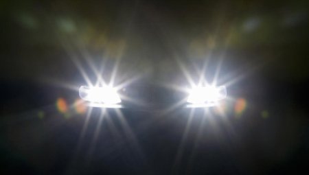 Свет на стол падает слева направо