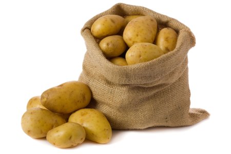 Картофель на белом фоне