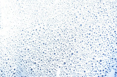 Капля воды на белом фоне