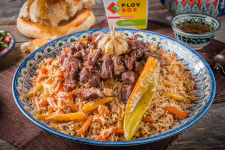 Плов узбекский на белом фоне