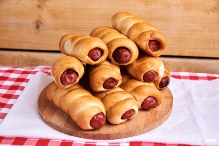 Слойка с сосиской