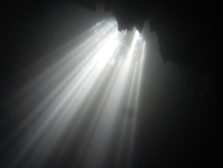 Лучи света на черном фоне