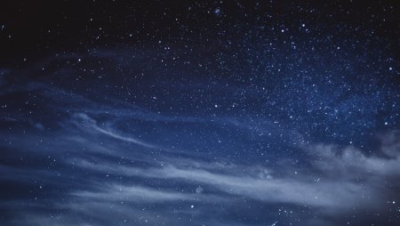 Ночное небо с облаками