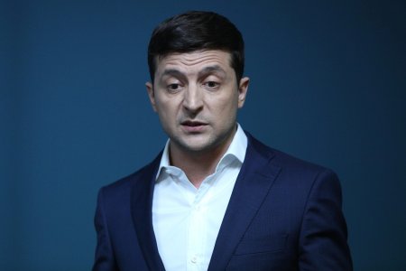 Володимир Зеленський на фоне флага Украины