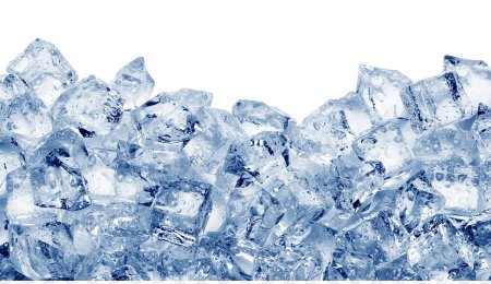 Брызги воды с кубиками льда
