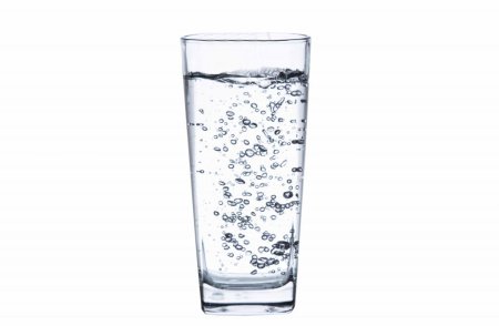 Прозрачная вода в стакане