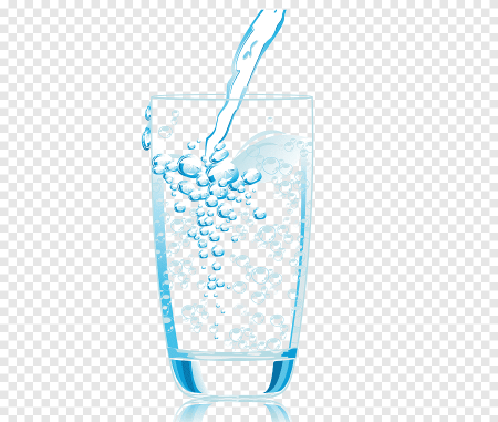 Стакан воды на белом фоне