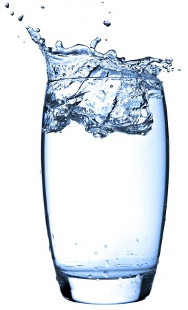 Прозрачная вода в стакане
