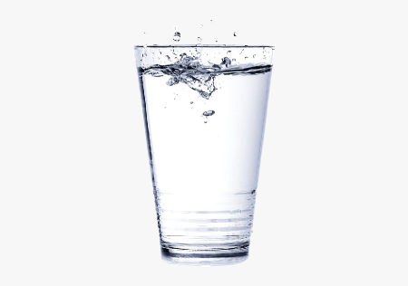 Прозрачная вода в стакане