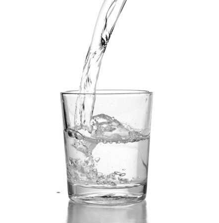 Стакан воды на белом фоне
