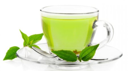 Зеленый чай на белом фоне