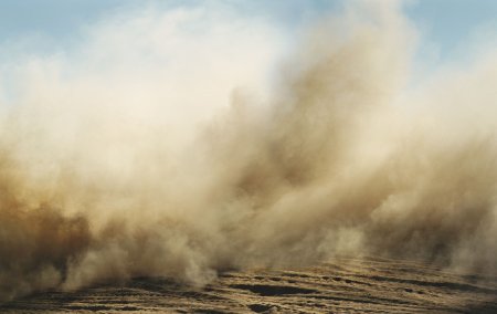 Песчаная буря на черном фоне