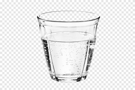 Прозрачная вода в стакане