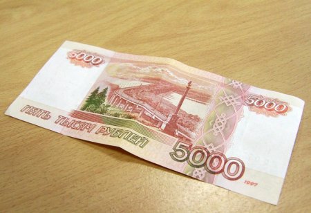 Пачка 5000 рублей сбоку